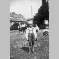 083-0057 Fredi Stein im Jahre 1944. Das Haus im Hintergrund war Fredis Zuhausae bis 1945.jpg